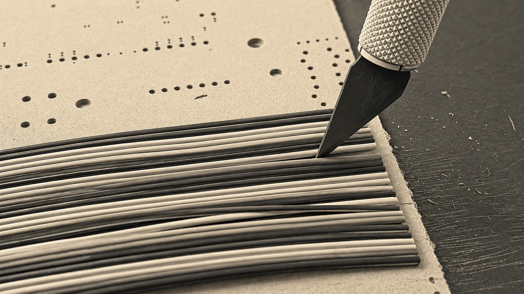 Cutter en action pour préparer un faisceau de fils.